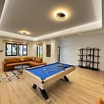 Gamehouse In The Center